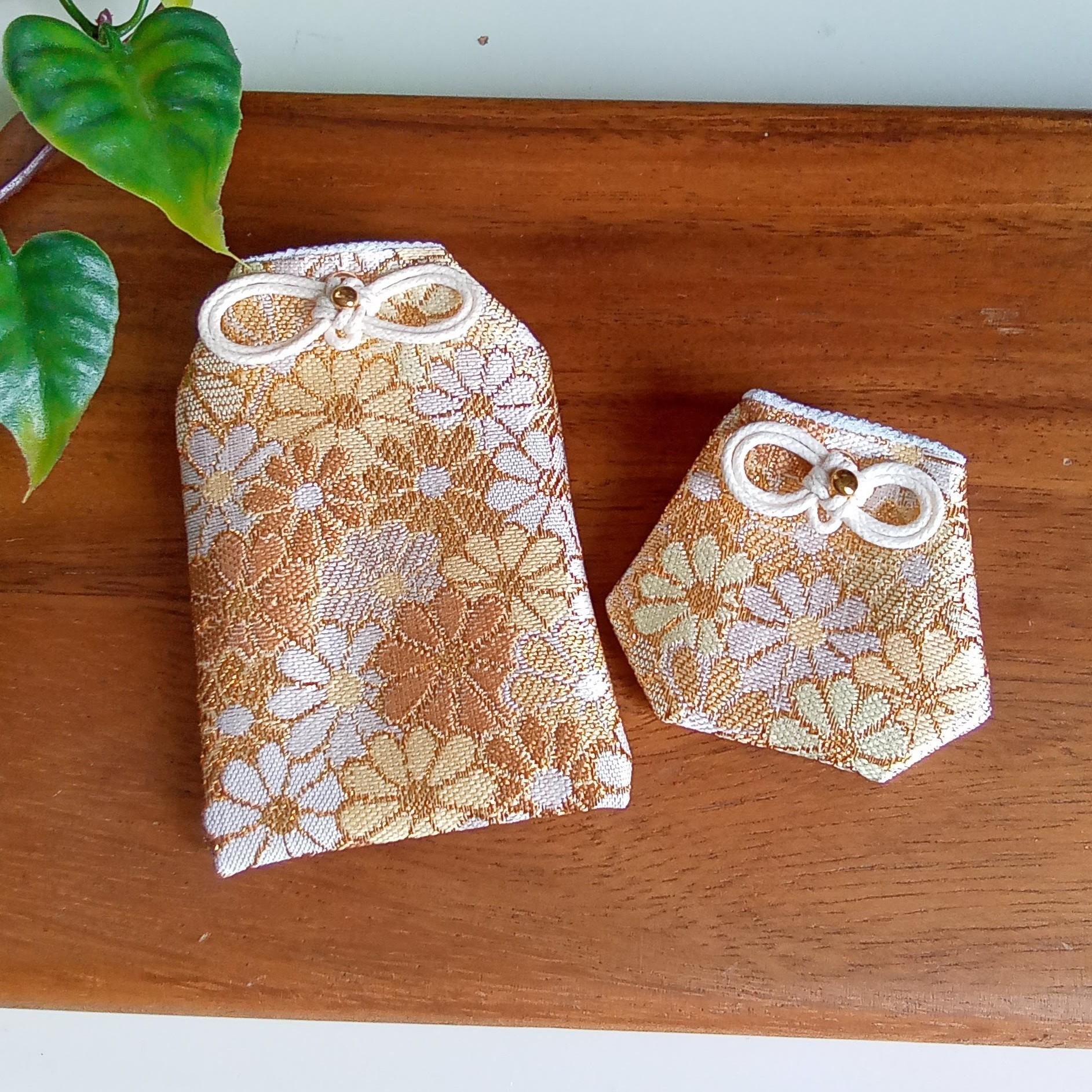 ❁新作❁　お守り袋　金襴　❁小菊じゅうたん(ゴールド)❁　 セット売りもあります